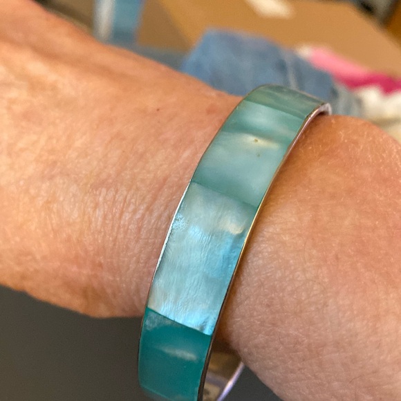 Pretty bracelet in pale blue/green made in Philippines - Picture 1 of 6